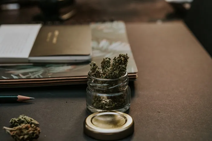 玻璃容器上的Kush特写照片