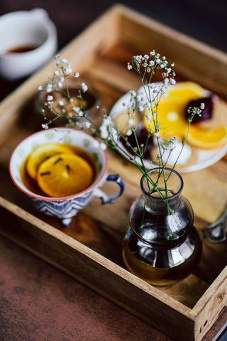 酒店早餐的客房服务托盘：饼干、果酱、巧克力慕斯、橘子水果、茶