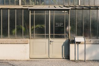 米色框磨砂玻璃门