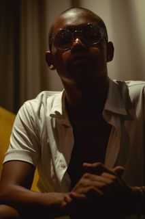 穿白色纽扣衬衫的男人