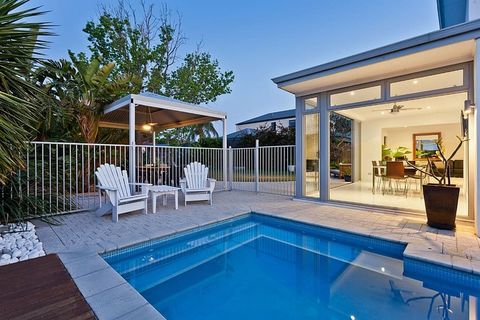 两张，白色，木制，扶手椅，游泳池，露天，餐饮