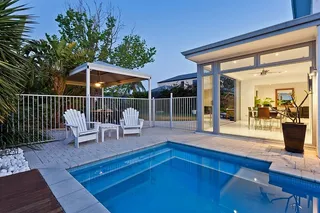 两张，白色，木制，扶手椅，游泳池，露天，餐饮