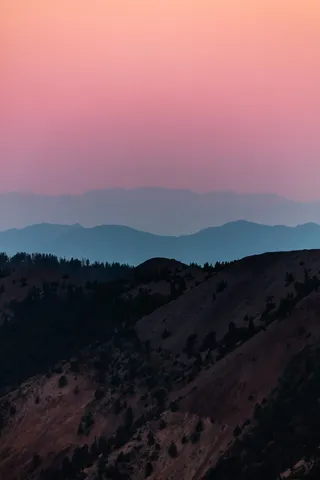 黄金时段摄影下的山峰