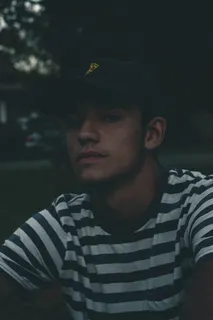 男子穿着条纹衬衫的照片 男子穿着条纹衬衫的照片