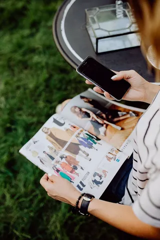 巴黎户外咖啡馆的桌子