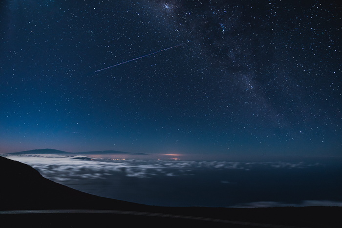 蓝色和黑色的天空中有星星，夜间有流星