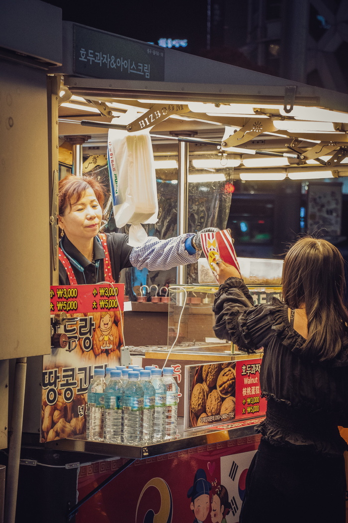 女孩拿着红色塑料袋