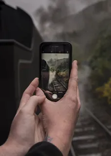 使用iPhone拍摄铁路照片的人 使用iPhone拍摄铁路照片的人