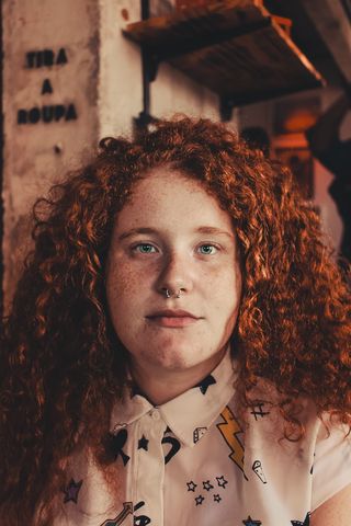 穿领衬衫的女人