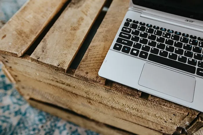 设计师设计的客厅内部有一张木箱桌和一块浅蓝色地毯