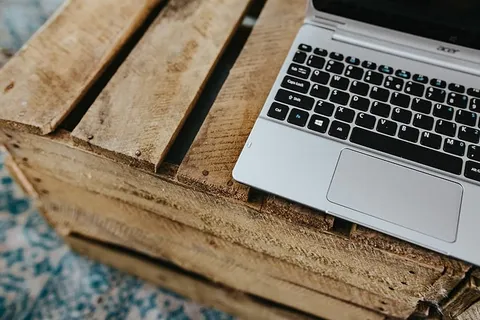 设计师设计的客厅内部有一张木箱桌和一块浅蓝色地毯