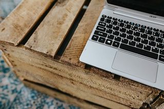 设计师设计的客厅内部有一张木箱桌和一块浅蓝色地毯