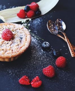 汤匙旁的覆盆子派