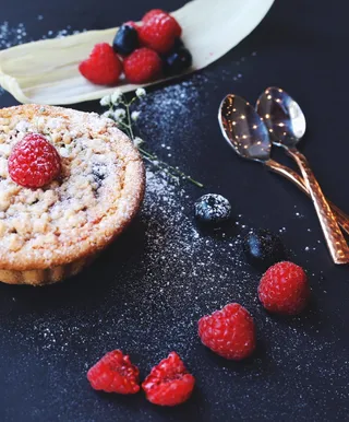 汤匙旁的覆盆子派