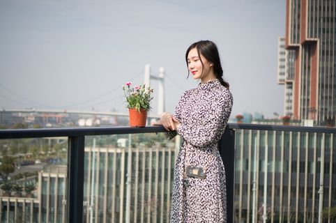 女孩，女性，穿花裙子的女性，站着，一个人，年轻人，花，开花植物