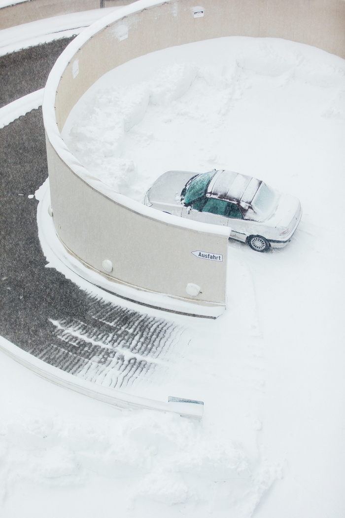 白色汽车停在雪地上