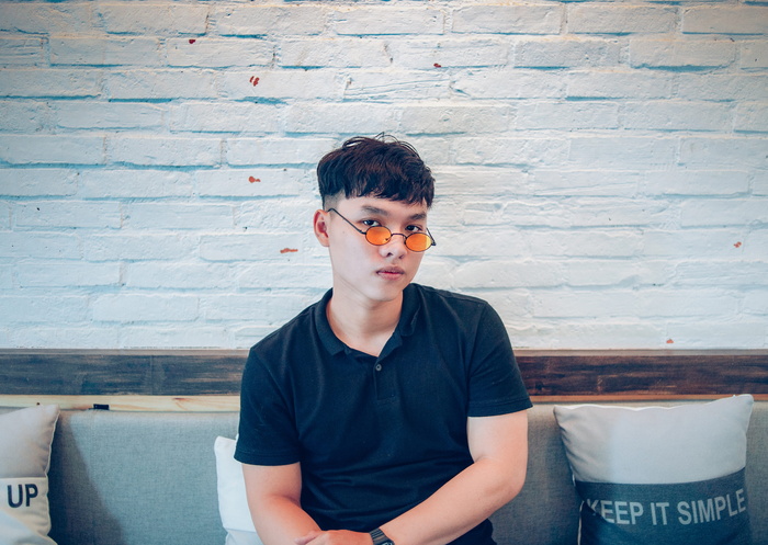 穿黑色马球衫的男子