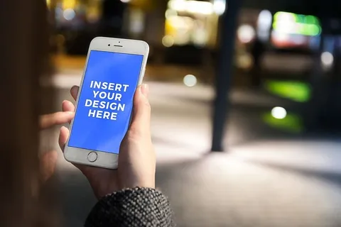 免费PSD模型。女孩晚上在城里用智能手机