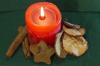 贡品，蜡烛，鲜花，干苹果，静物，燃烧，火，火焰