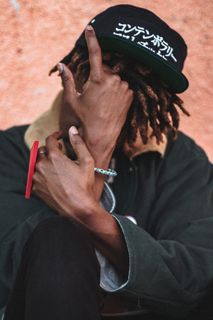 戴黑白贴身帽子的男子