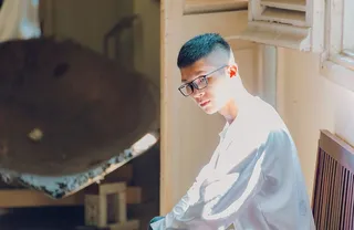 身穿白衬衫的男子低头看