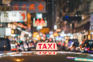 红白出租车标志选择性聚焦照片