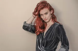 红发女子黑色长袖上衣