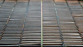 大型光滑灰色钢架