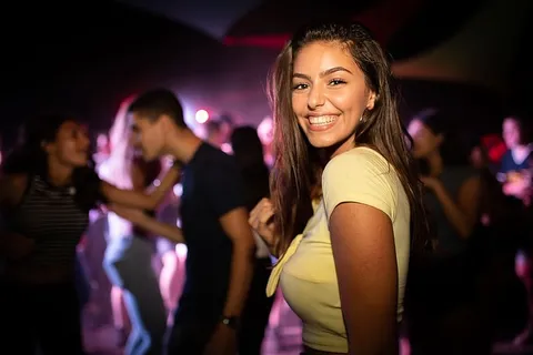 站在人群附近的女人 站在人群附近的女人