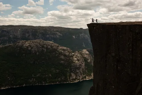 二，人，站着，悬崖，蓝色，白色，多云，天空
