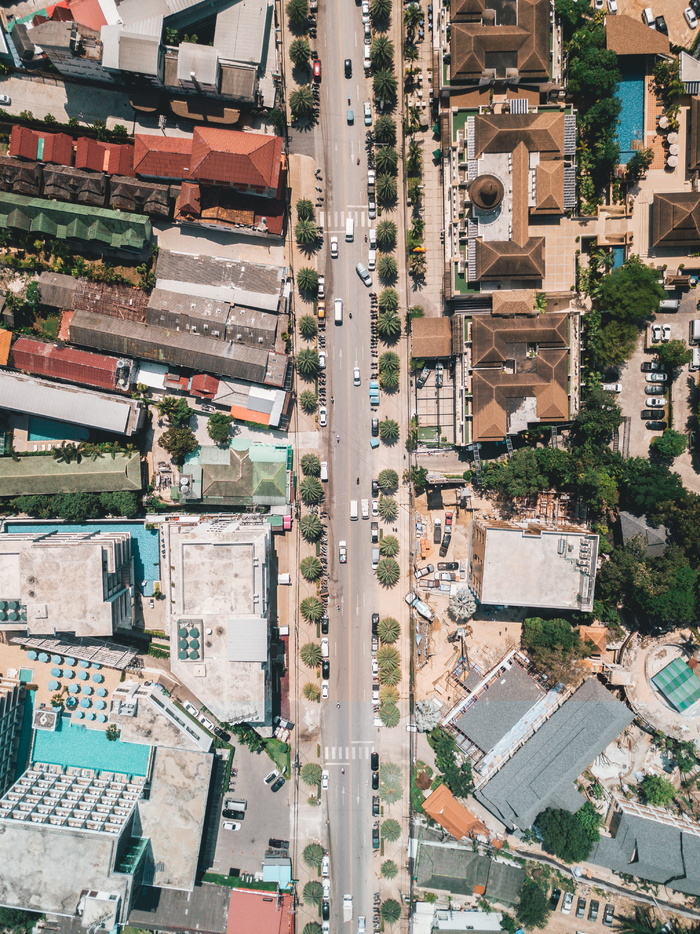 白天道路和建筑物上车辆的航空摄影