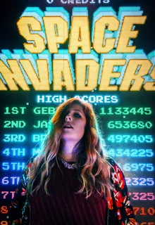 女性站在标牌上