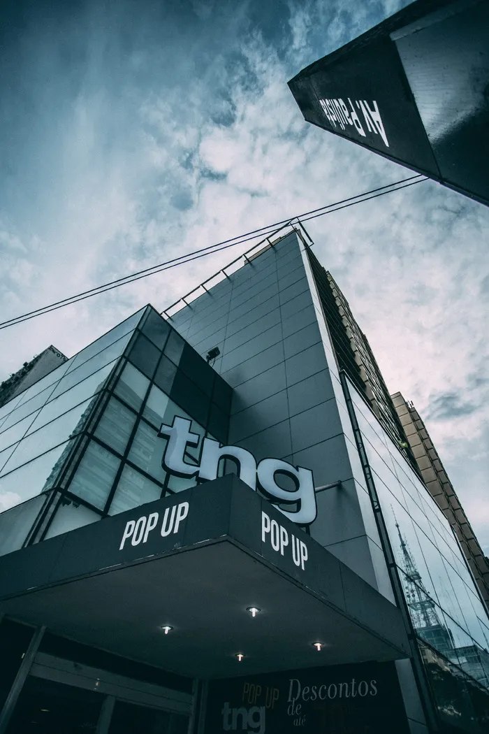 Tn在多云的天空中弹出建筑物