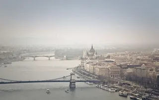 鸟瞰匈牙利布达佩斯的Szechenyi Chain，也称为Chain Bridge