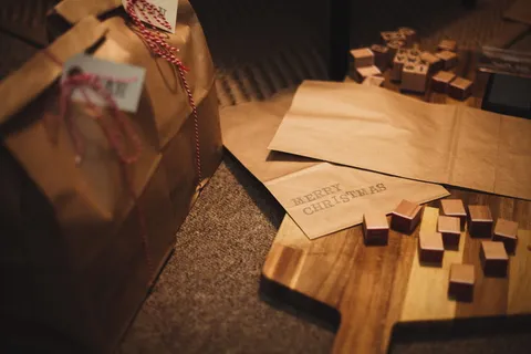 棕色木板，盒子，硬纸板，纸箱，游戏，地板，桌子，家具