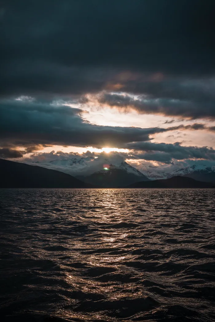 身体，水，多云，天空，海洋，海洋，地平线，黑暗