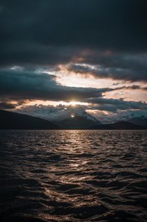 身体，水，多云，天空，海洋，海洋，地平线，黑暗