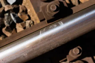 铁轨，钢制，匡威，卡盘裁缝，压印，鞋，特写，金属