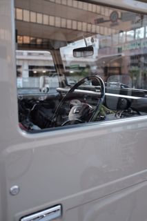 白天特写拍摄时的灰色和黑色车辆