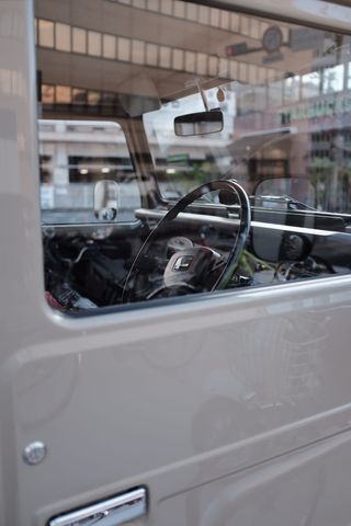 白天特写拍摄时的灰色和黑色车辆