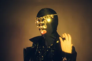 穿黑色连衣裙的人