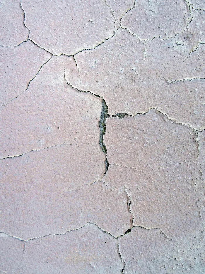 有裂缝的混凝土表面