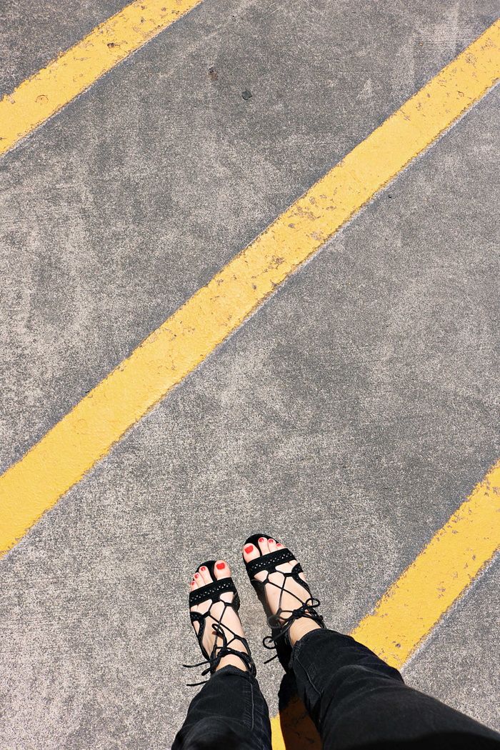 穿黑色裤子的女人