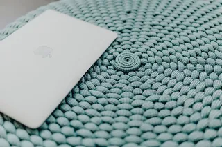 蓝色口袋上的MacBook笔记本电脑