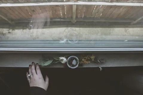 白天花和窗前的人