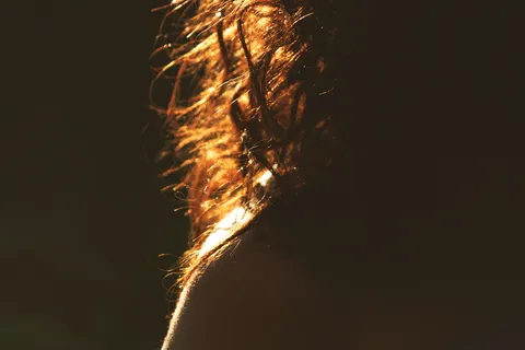 浅色，人物，深色，头发，卷发，单人，复制空间，特写