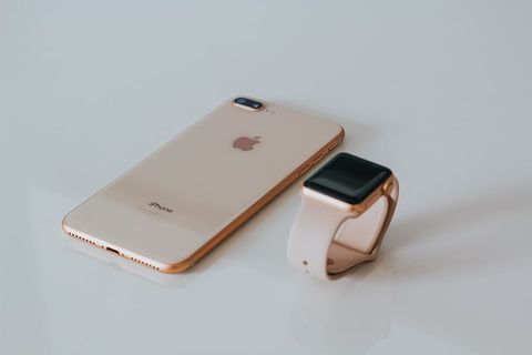 金色iPhone 8 Plus和Apple Watch