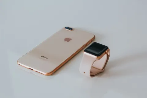 金色iPhone 8 Plus和Apple Watch