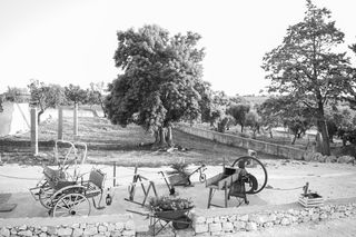 靠近树木的工业机器