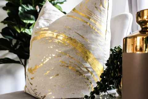 白色和棕色枕头